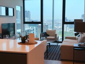 ซิตี้คอนโด, 2 ห้องนอน, วิวเมือง | บริเวณนั่งเล่น | ทีวี