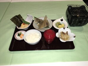 Daily full breakfast (JPY 1100 per person)
