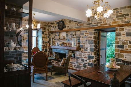 House, 6 Bedrooms | In-room dining