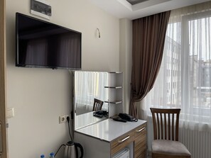 Desk, laptop workspace, soundproofing, iron/ironing board - Hotel Malkoc (Bursa)