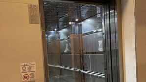 Un ascenseur doté d’un écran numérique, d’une indication de la limite de poids et d’un indicateur d’étage.