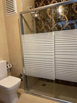 Shower, pengering rambut, sandal, dan handuk