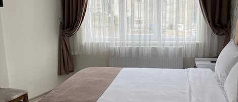 1 habitación, escritorio y espacio para trabajar con laptop