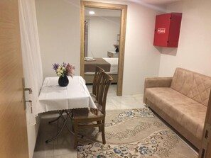 Televisi layar datar 32-inci dengan saluran TV kabel dan TV