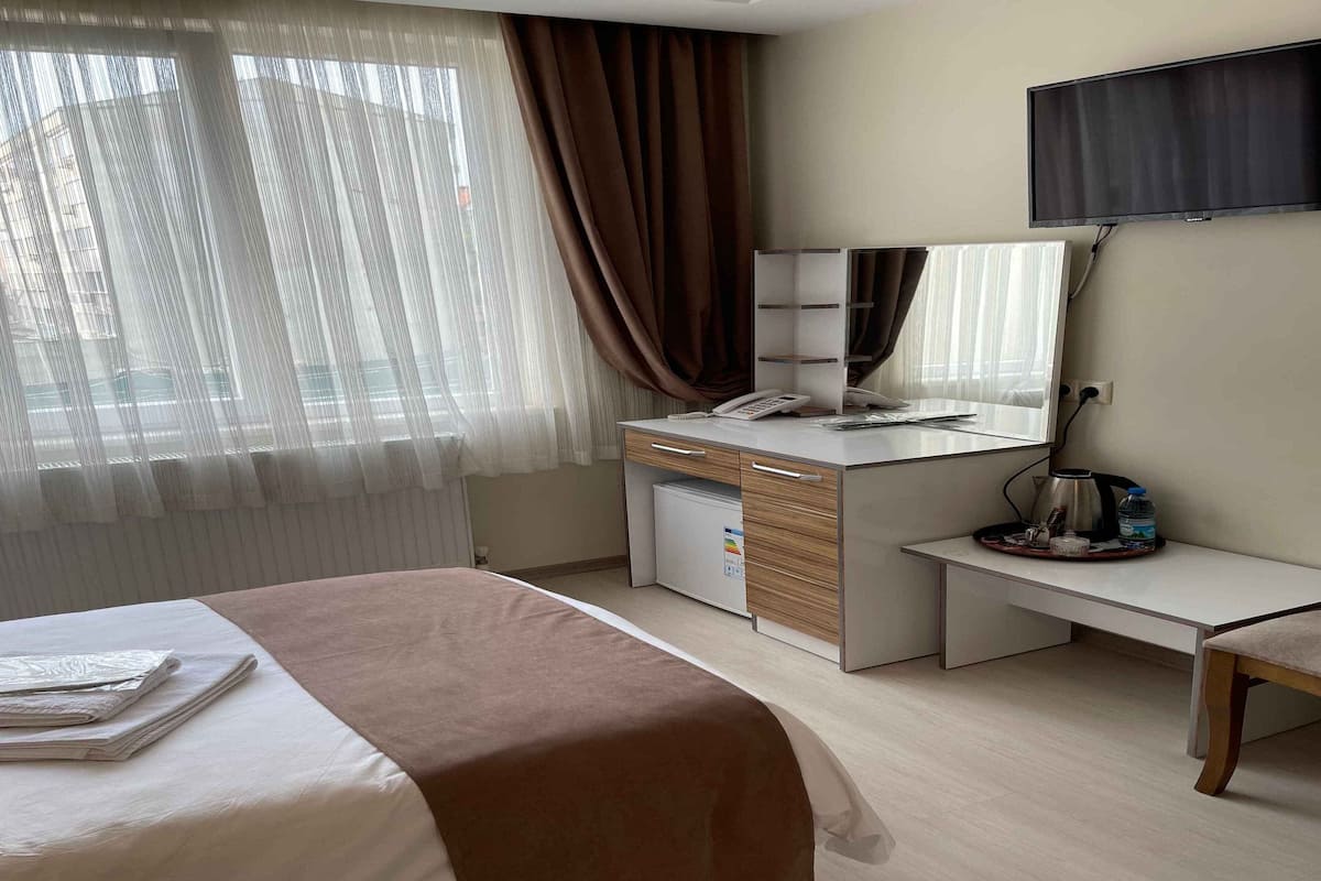 1 bedroom, desk, laptop workspace, soundproofing