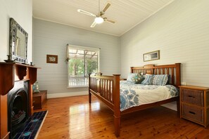 4 bedrooms, iron/ironing board, Internet, bed sheets