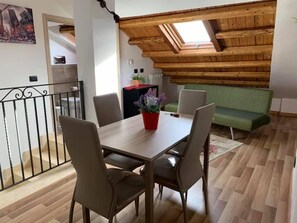 Apartamento junior, 1 habitación | Servicio de comidas en la habitación