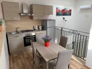 Junior Apartment, 1 Bedroom | In-room dining