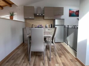 Appartement, 1 chambre | Restauration dans la chambre