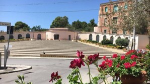 A building with a central staircase and a sign reading "Via Bellini". - B&B La Casa dei Miraglia San Cataldo (San Cataldo)