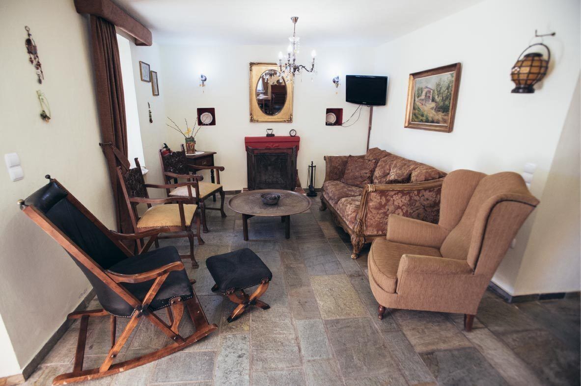 Huis, 5 slaapkamers | Woonkamer | Een flatscreentelevisie en een dvd-speler