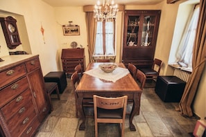 Casa, 5 quartos | Opções para refeição no quarto