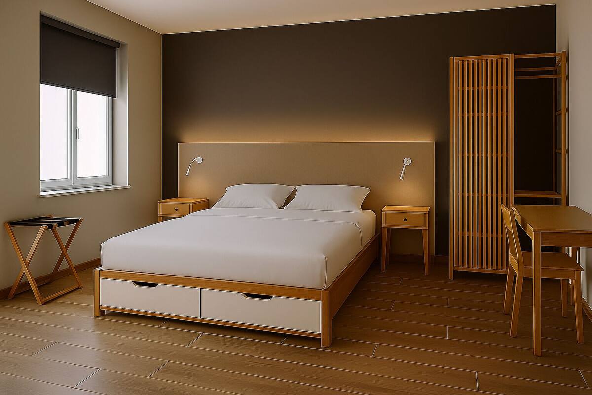 Une chambre à coucher avec un lit, des tables de chevet, un bureau et une chaise.