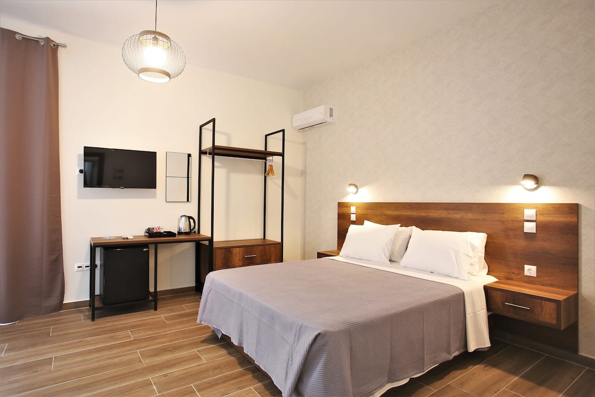 Executive Room | Iron/ironing board, free WiFi, bed sheets