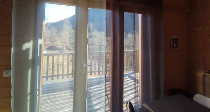 Chalet bois indĂ©pendant de 35 mÂČ avec terrasse donnant sur la montagne