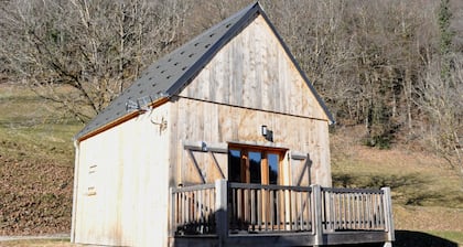 Kleines, unabhängiges Holzchalet mit Terrasse und Bergblick