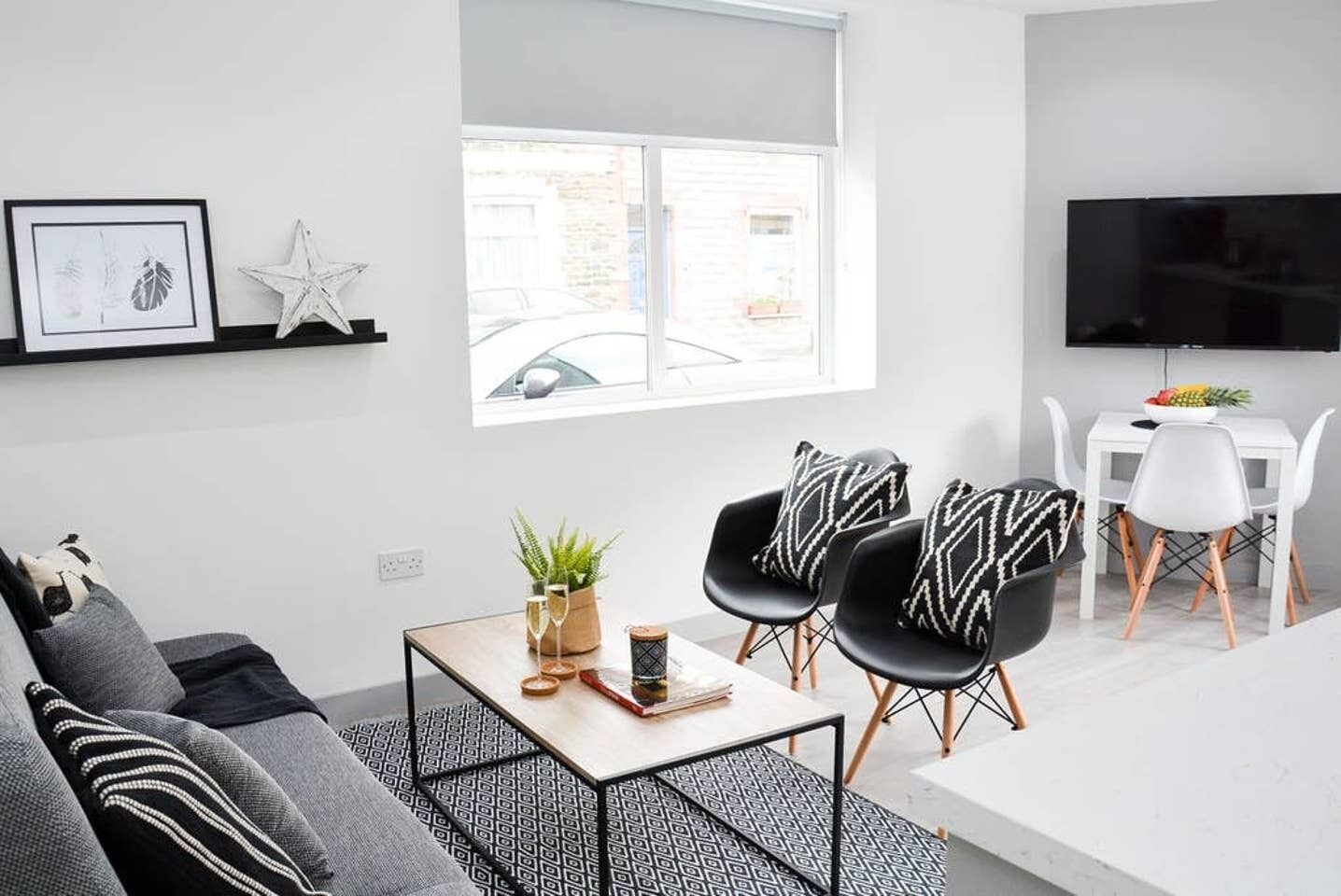 Íbúð (Ground Floor) | Stofa | Sjónvarp