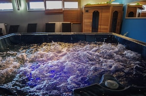 Sauna, hot tub, steam room
