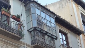 A building with ornate balconies, large windows, and decorative moldings. - Mirador San Jeronimo-Cathedral CTH Granada (Granada)