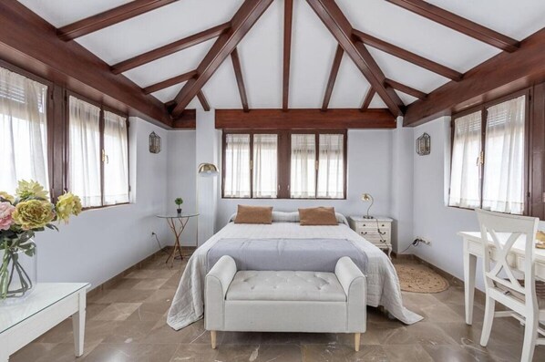 2 Schlafzimmer, Schreibtisch, Bügeleisen/Bügelbrett, kostenloses WLAN