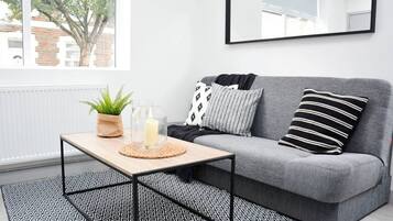 Apartamento (With Courtyard) | Sala de estar | Una televisión de pantalla plana