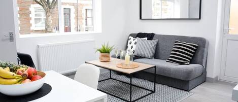 Leilighet (With Courtyard) | Oppholdsområde | Flatskjerm-TV