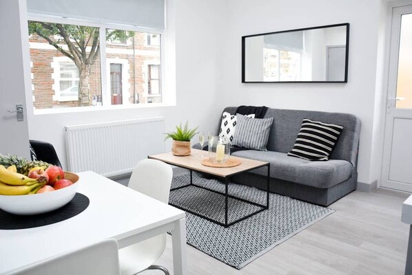 Appartement (With Courtyard) | Coin séjour | Télévision à écran plat