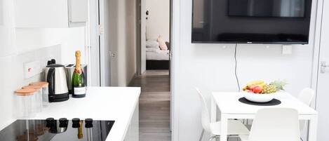 Departamento (With Courtyard) | Cocina privada | Refrigerador, microondas, horno y tetera eléctrica