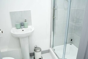 Apartment (With Courtyard) | Bathroom | Towels - Pearl House Cardiff -  Apartment 2 (Cardiff)