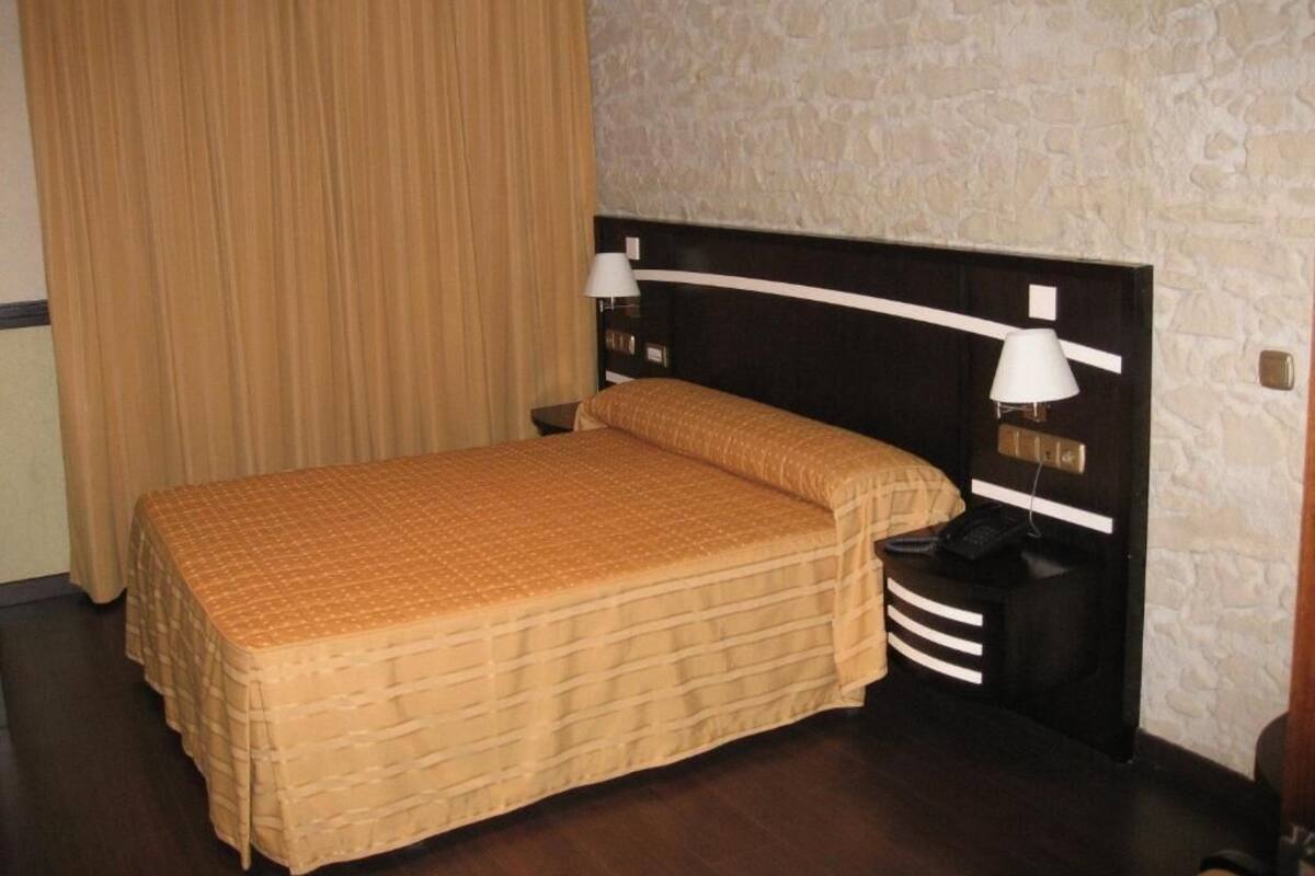 Twin Room | Minibar, free WiFi, bed sheets