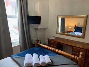 1 bedroom, iron/ironing board, WiFi, bed sheets - Wellfield Blooms Cardiff Romantic Room (Cardiff)