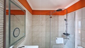 Bañera, secador de pelo, toallas