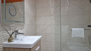 Baignoire, sĂšche-cheveux, serviettes fournies