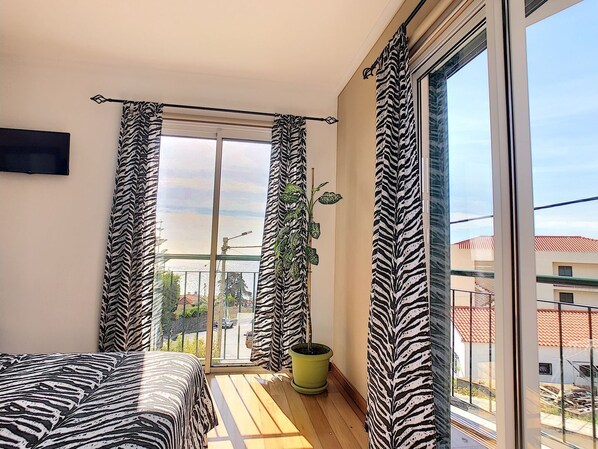 1 habitación, tabla de planchar con plancha, wifi gratis y ropa de cama