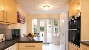 Casa Deluxe | Cucina privata | Frigorifero con congelatore, microonde, forno, piano cottura