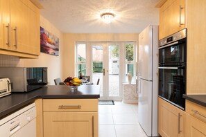 Hus – deluxe | Eget kjøkken | Kjøleskap, mikrobølgeovn, ovn og kokeplater