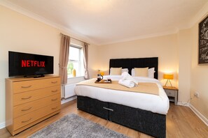Deluxe House | 4 bedrooms, premium bedding, Tempur-Pedic beds, individually decorated - Hazeleigh (Solihull)
