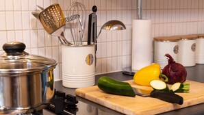 Frigorifero con congelatore, microonde, forno, piano cottura