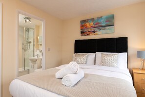 Deluxe House | 4 bedrooms, premium bedding, Tempur-Pedic beds, individually decorated - Hazeleigh (Solihull)