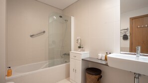 Bathtub, hair dryer, towels - Penthouse Paradisus by LovelyStay (Canico)