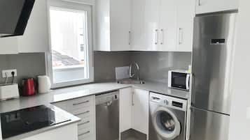 Frigorífico, microondas, horno y placa de cocina