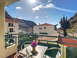 Outdoor dining - Sea N' Sun Apartment (Ribeira Brava)