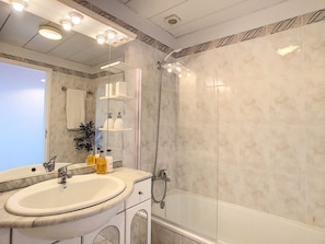 Baignoire, sĂšche-cheveux, serviettes fournies