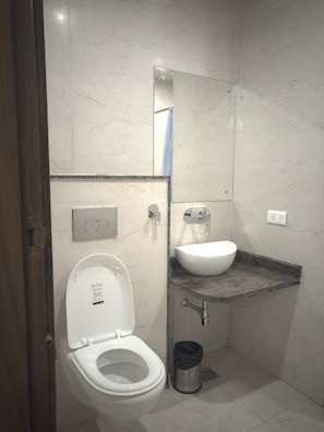 Chuveiro, chuveiro com efeito de chuva, toalhas de banho