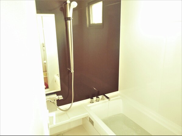 Private Vacation Home | Bathroom | Separate bathtub and shower, free toiletries, hair dryer, bidet
