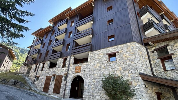 A multi-story hotel with stone facade and balconies. - Charming Apartment Méribel Mottaret, 5 People, Slope Access, Near Shops (Méribel)