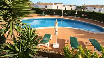 Una piscina al aire libre, una piscina climatizada