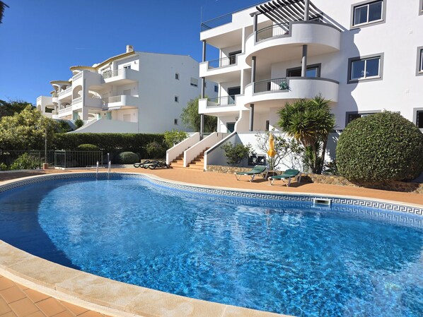 A swimming pool with a geometric tile pattern, surrounded by a tiled deck. - Cristaluz in central location, 5 mins walk to shops, restaurants and the beach ! (Praia da Luz)