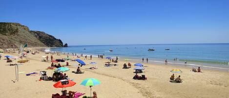 Ubicación cercana a la playa y toallas de playa