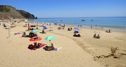 Cristaluz in central location, 5 mins walk to shops, restaurants and the beach !